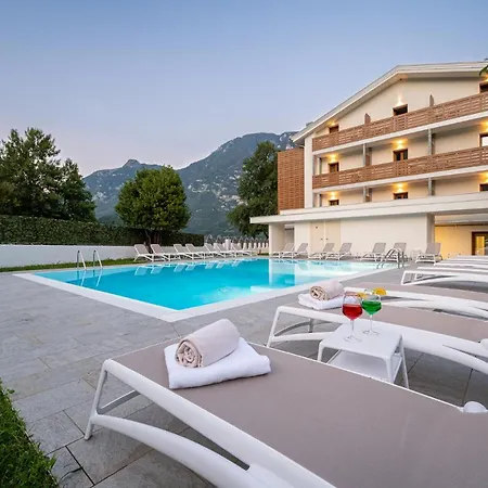 Trilago Hotel